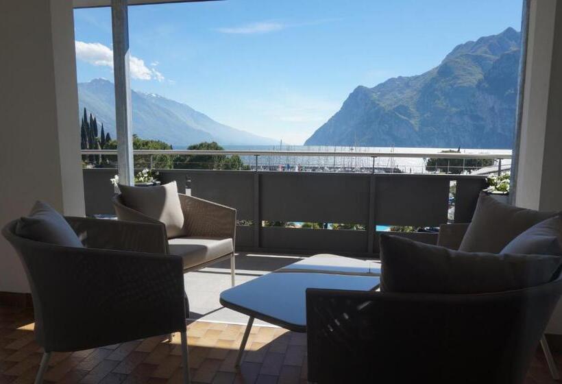 주니어 스위트, Riviera