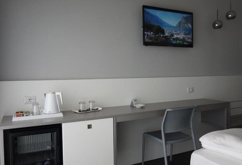 수피리어 룸, Riviera