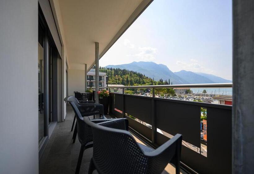 Suite with lake view, Riviera