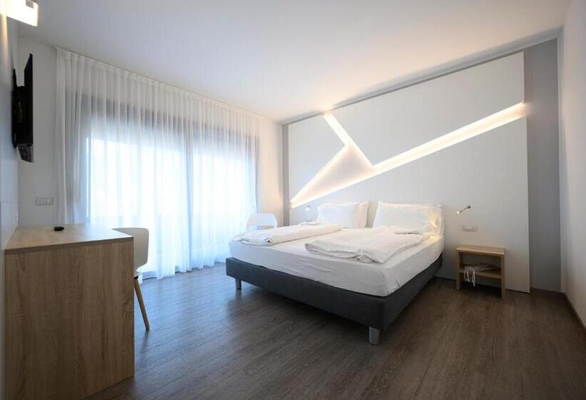 Suite with lake view, Riviera