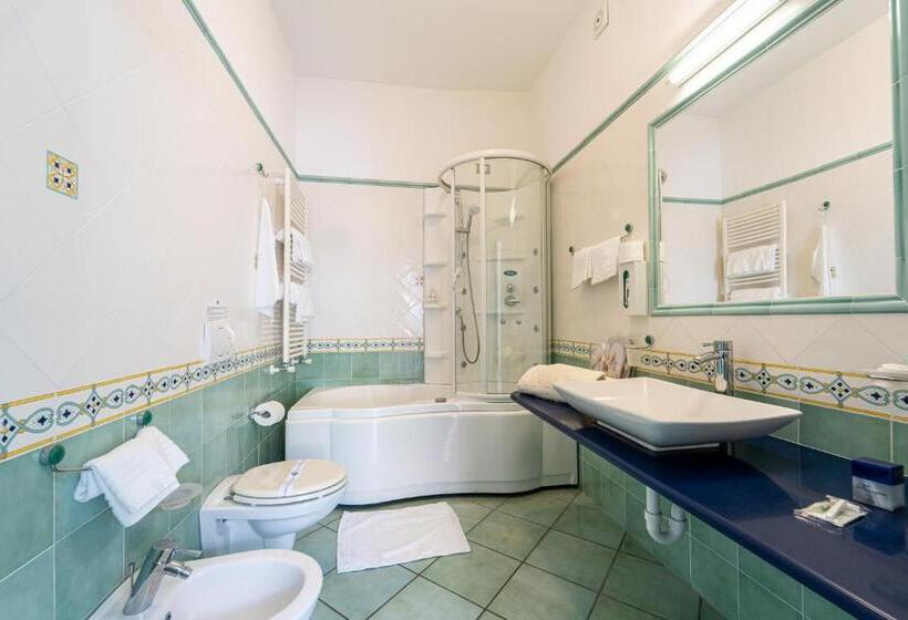 סוויטת ג'וניור נוף לים, Borgo Romantica   Resort & Spa