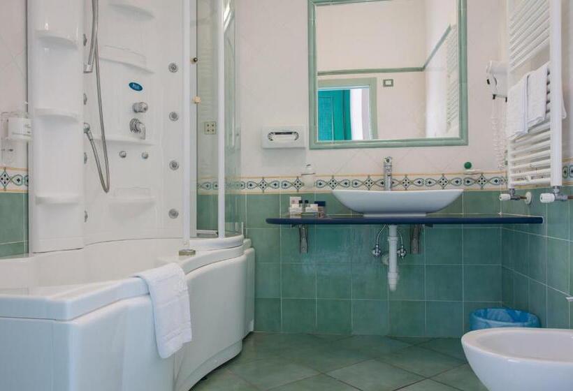 סוויטת ג'וניור נוף לים, Borgo Romantica   Resort & Spa