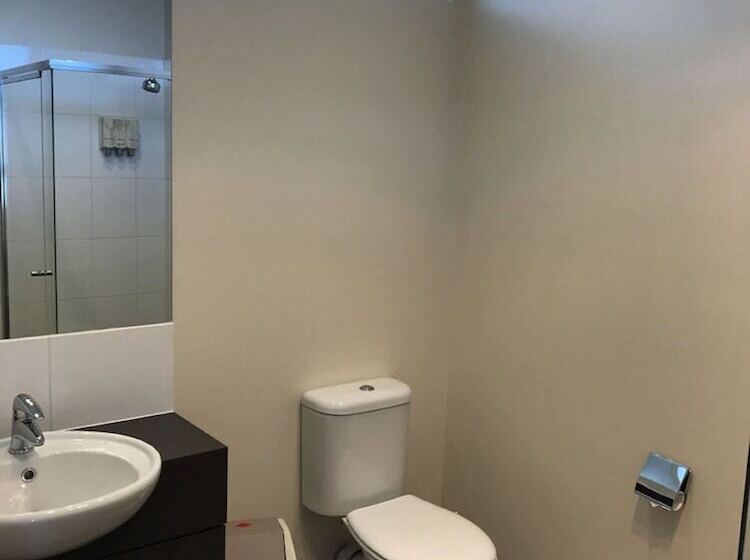 غرفة بريميوم رباعية, Mansfield Motel