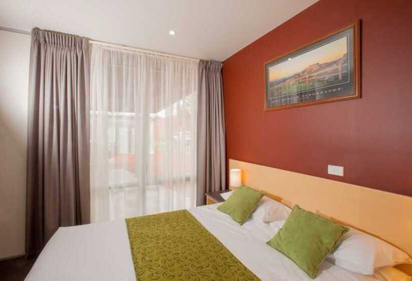 غرفة عائلية, Mansfield Motel