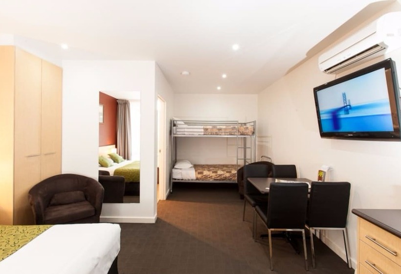 غرفة عائلية, Mansfield Motel