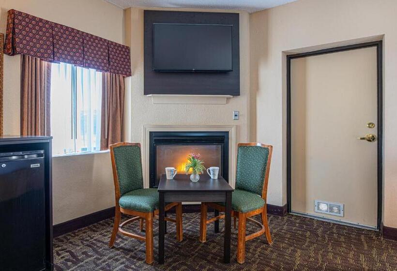 キングサイズベッドのスタンダードルーム, River Bend Inn  Pigeon Forge