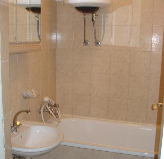 غرفة قياسية ثلاثية, Rooms Bijela Ruža