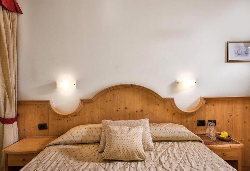 חדר סטנדרט לשלושה עם מרפסת, Romantic Charming Hotel Rancolin