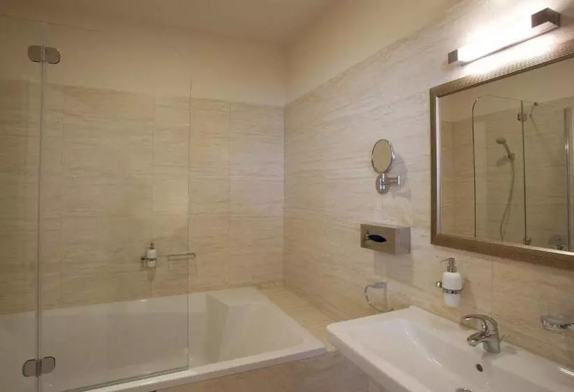 سوییت, Barokk Hotel Promenád