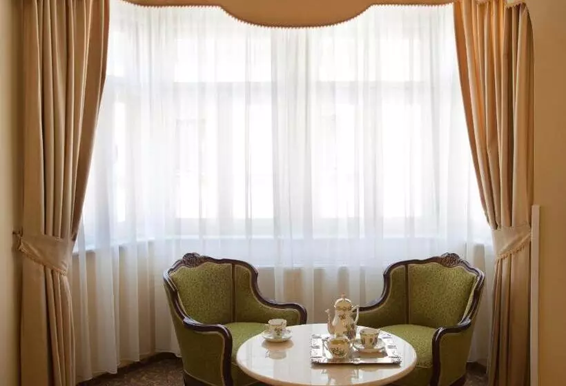 سوییت, Barokk Hotel Promenád