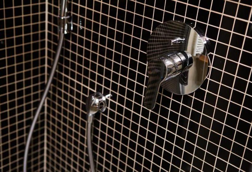 חדר סטנדרט לשלושה, Gem