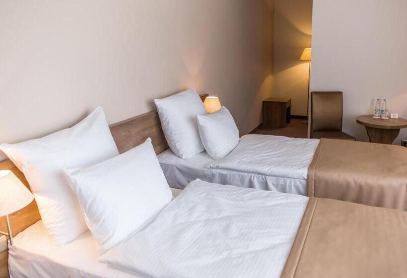 Quarto Triplo Estandar, Gem