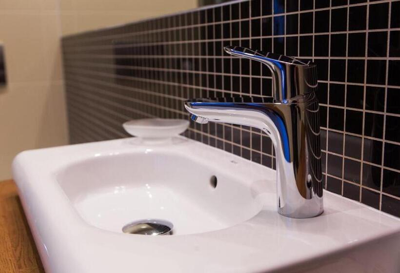 חדר סופריור לשלושה, Gem