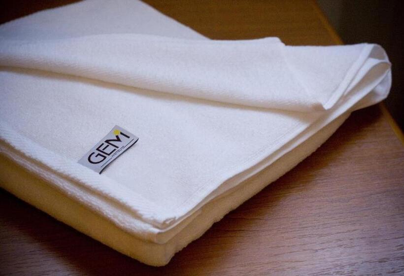 חדר סופריור לשלושה, Gem