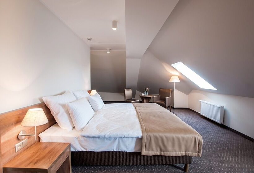 חדר סטנדרט לשלושה, Gem