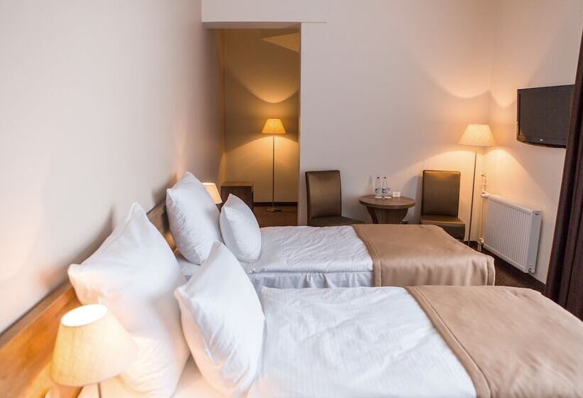 חדר סטנדרט לשלושה, Gem