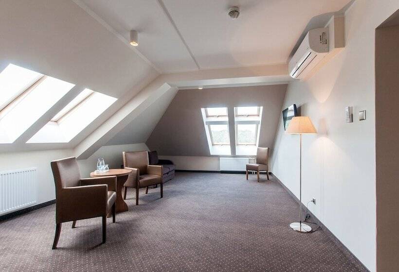 חדר סופריור לשלושה, Gem