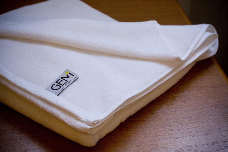 חדר סופריור לשלושה, Gem