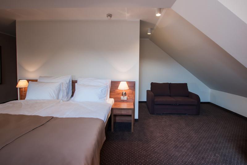 חדר סופריור לשלושה, Gem