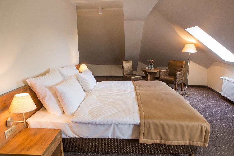 חדר סטנדרט לשלושה, Gem