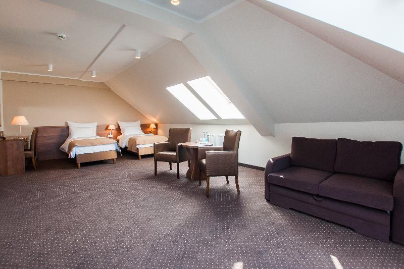 חדר סטנדרט לשלושה, Gem