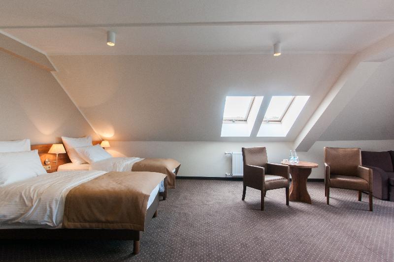 חדר סטנדרט לשלושה, Gem