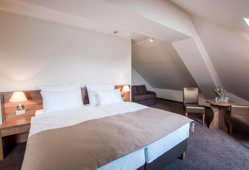 חדר סופריור לשלושה, Gem