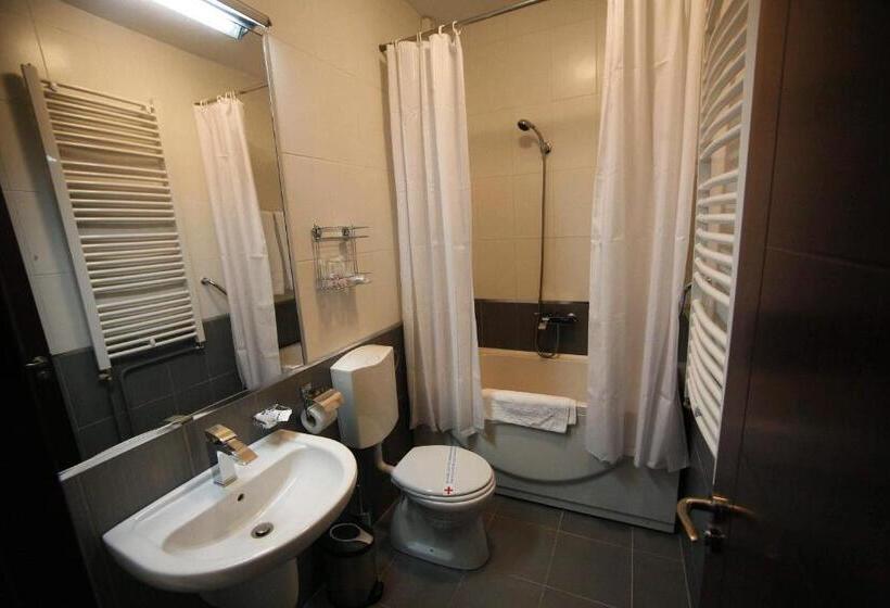 اتاق استاندارد سه نفره, Golden Inn