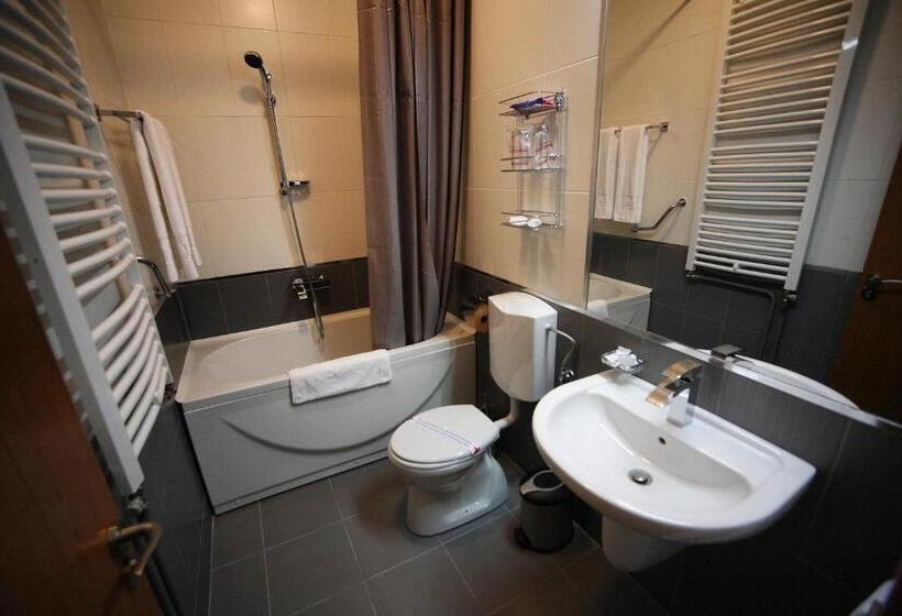 سوییت, Golden Inn