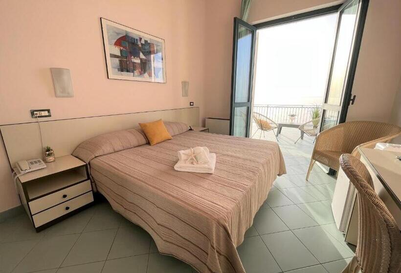 オーシャンビュースタンダードルーム, L'approdo Di Angelino