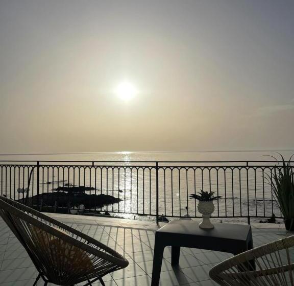 オーシャンビュースタンダードルーム, L'approdo Di Angelino