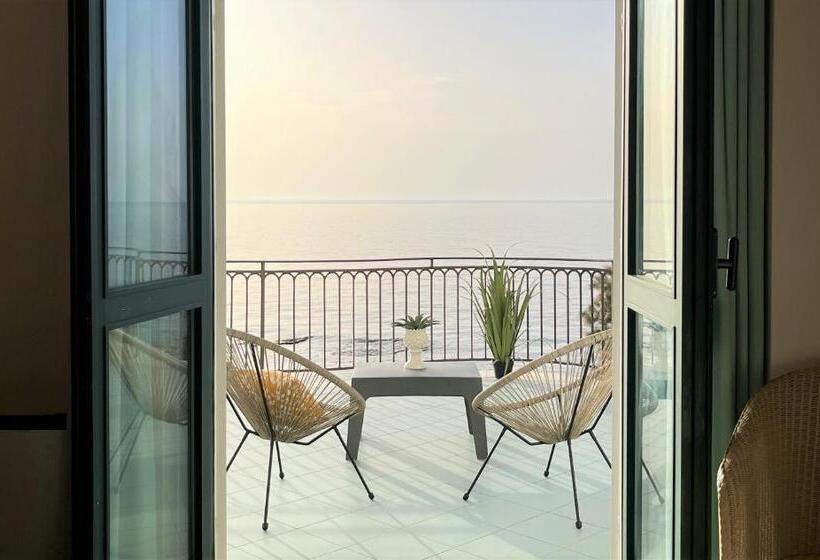 オーシャンビュースタンダードルーム, L'approdo Di Angelino