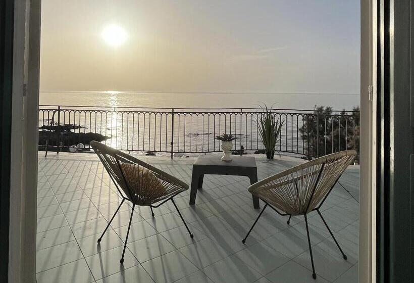 オーシャンビュースタンダードルーム, L'approdo Di Angelino