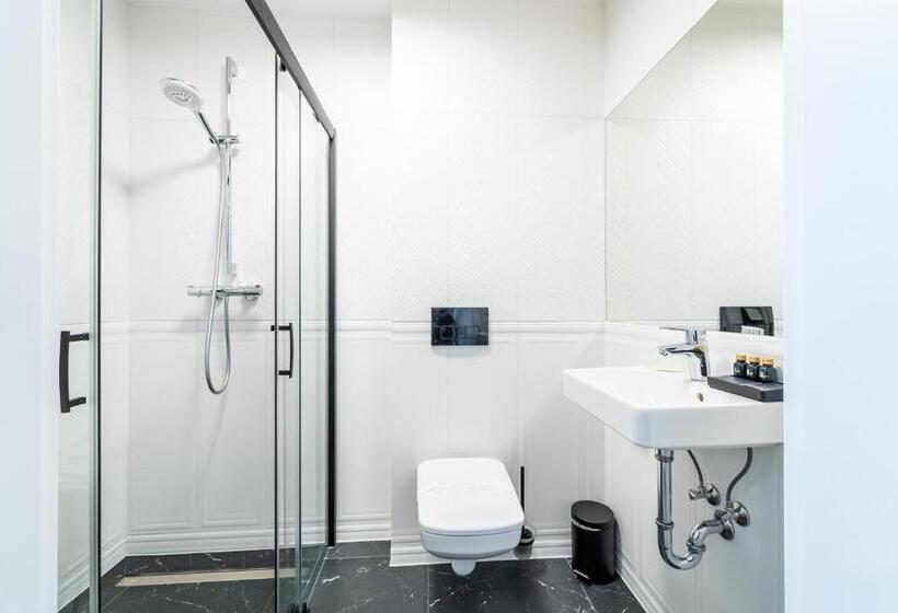 חדר סטנדרט לשלושה, Piast