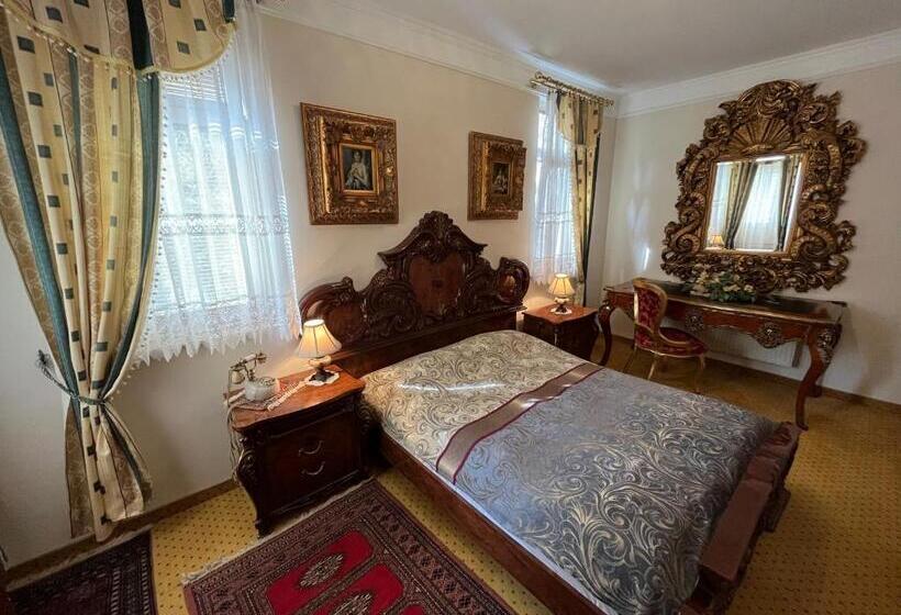 سوئیت با بالکن, Razgorsek