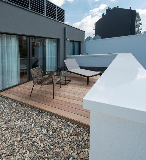 수피리어 룸 가든 전망, The Royal Snail