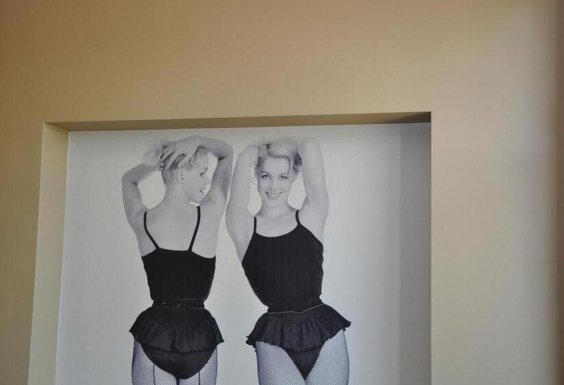 스탠다드 룸, The Royal Snail