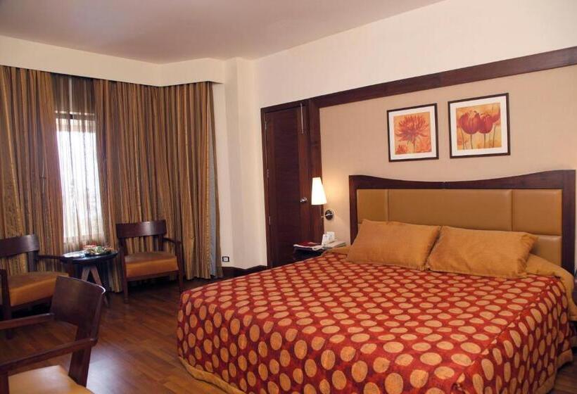 غرفة قياسية مطلّة علي حمام السباحة, The Retreat Hotel & Convention Centre