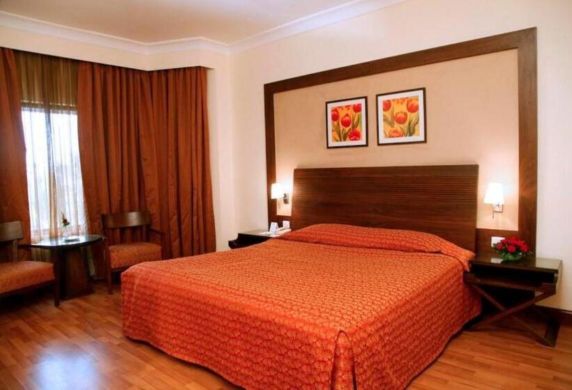 اتاق استاندارد با چشم‌انداز استخر, The Retreat Hotel & Convention Centre