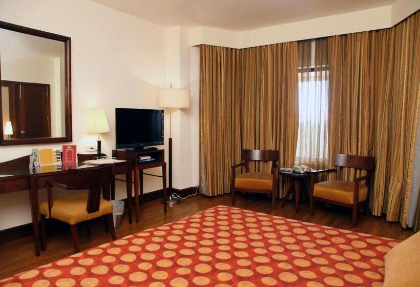 غرفة قياسية مطلّة علي حمام السباحة, The Retreat Hotel & Convention Centre