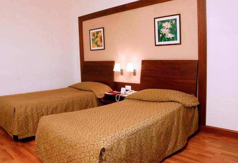 غرفة قياسية مطلّة علي حمام السباحة, The Retreat Hotel & Convention Centre