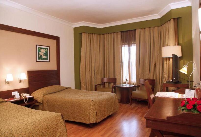 اتاق استاندارد با چشم‌انداز استخر, The Retreat Hotel & Convention Centre