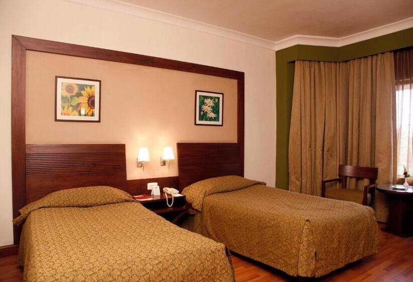 غرفة قياسية مطلّة علي حمام السباحة, The Retreat Hotel & Convention Centre