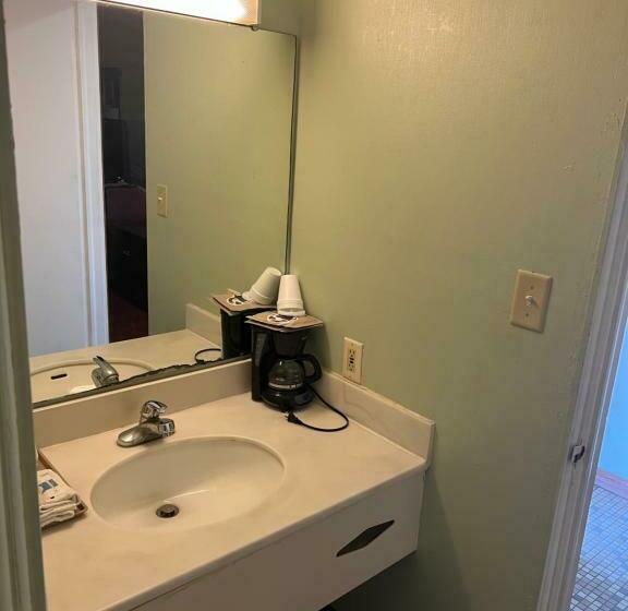 غرفة عائلية, Town & Country Motel