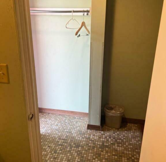 غرفة عائلية, Town & Country Motel