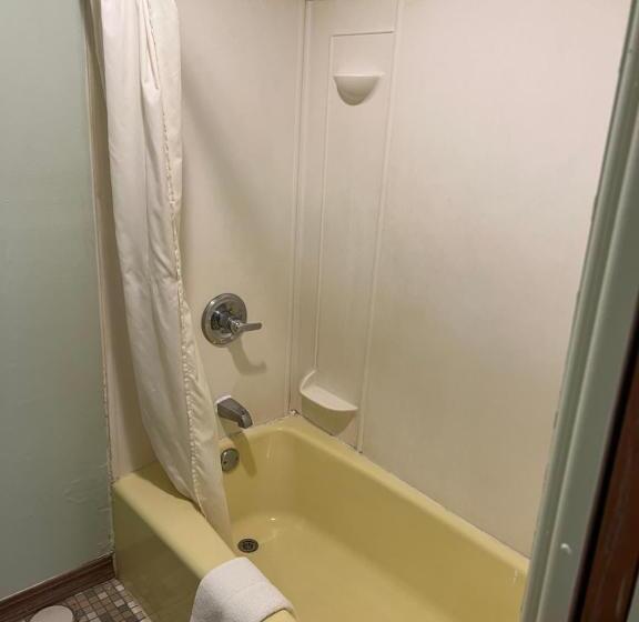 غرفة عائلية, Town & Country Motel