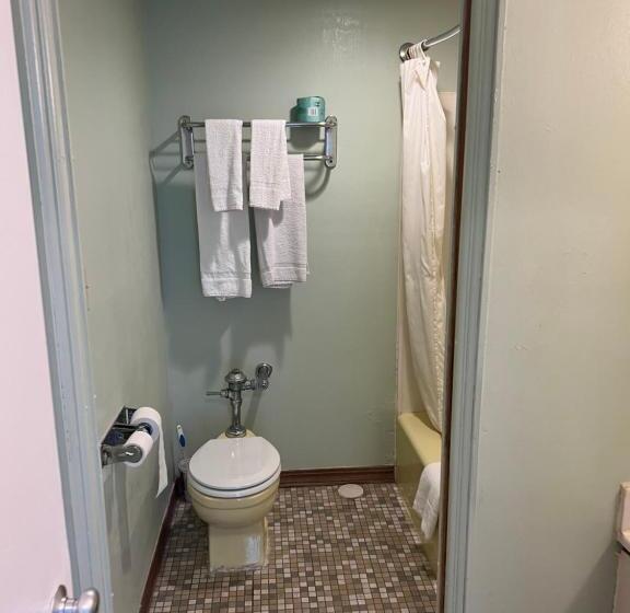 غرفة عائلية, Town & Country Motel