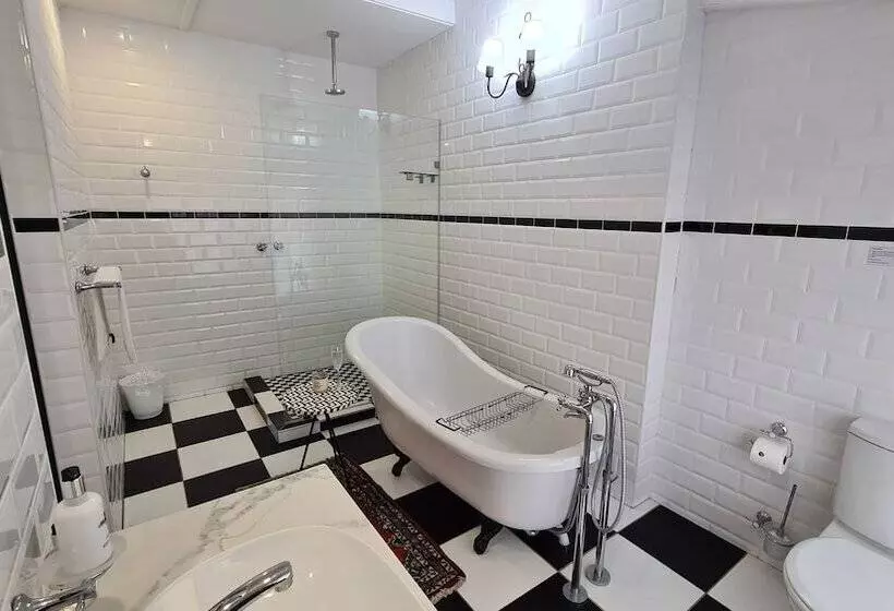 سوییت لوکس, Hathaway Guest House