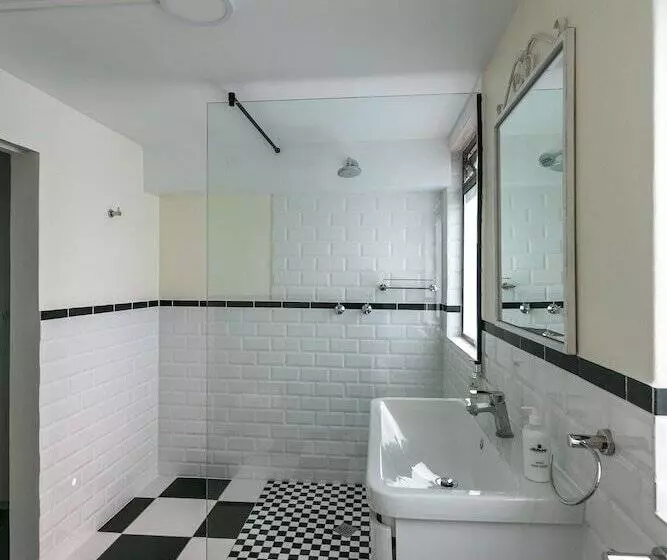 اتاق لوکس, Hathaway Guest House