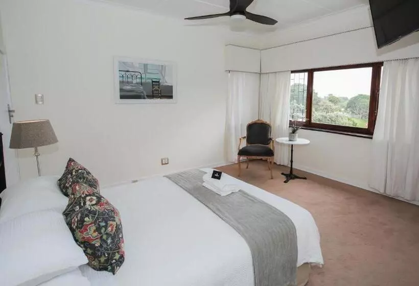 اتاق لوکس با چشم‌انداز دریا, Hathaway Guest House